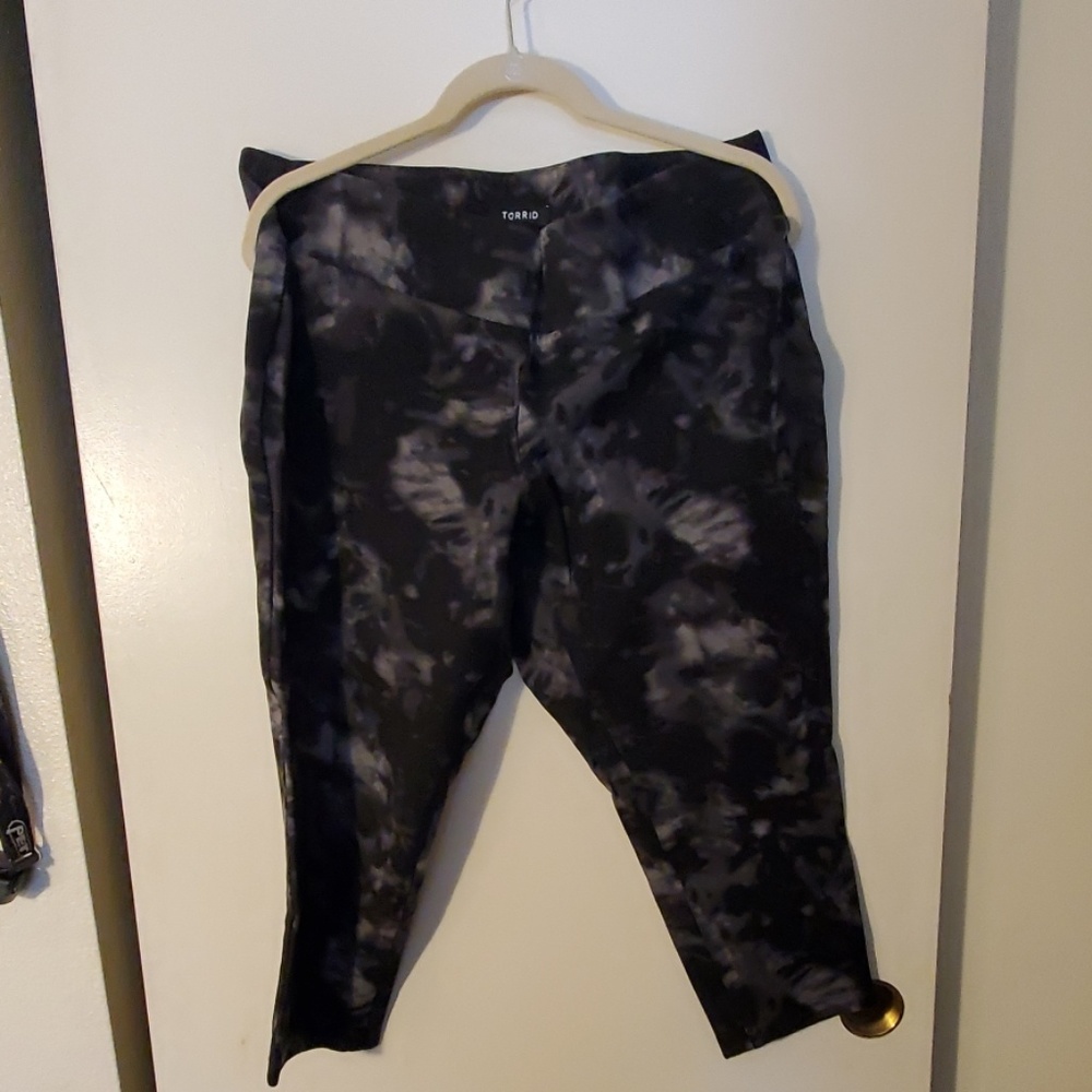 Torrid Size 2 High Rise Crop Legging